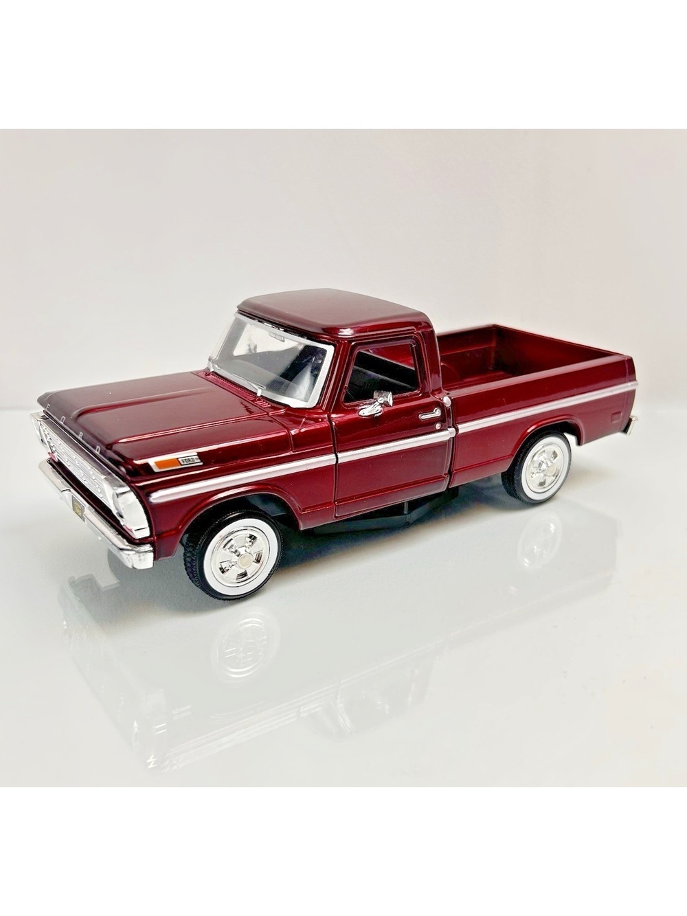 Motormax 1969 Ford F-100 Pickup Truck Burgundy 1/24 Diecast Model Car